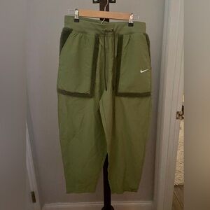 New NIKE Loose Fit High Rise Olive Green Jogger Style Pant’s Women’s Size Large